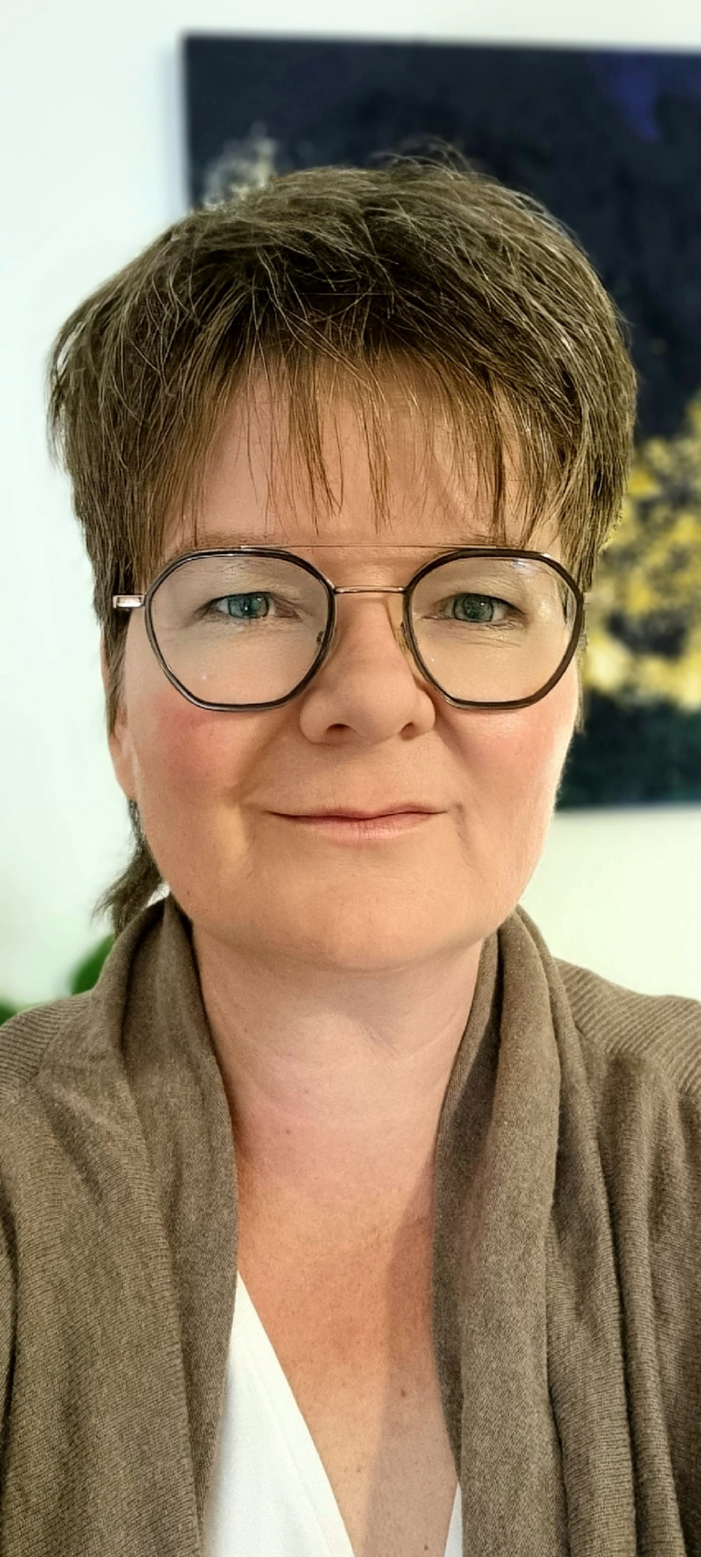 Frau mit Brille schaut in die Kamera